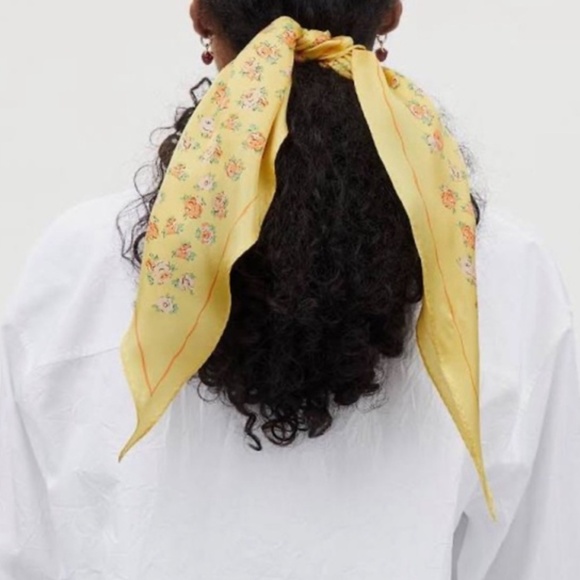 Coach Tea Rose Print Silk Diamond Scarf in Daisy - Picture 1 of 3